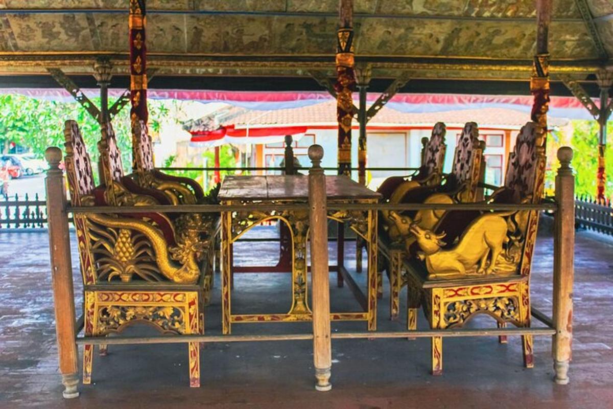 một vòng quay ngựa gỗ có hai ghế và một bàn