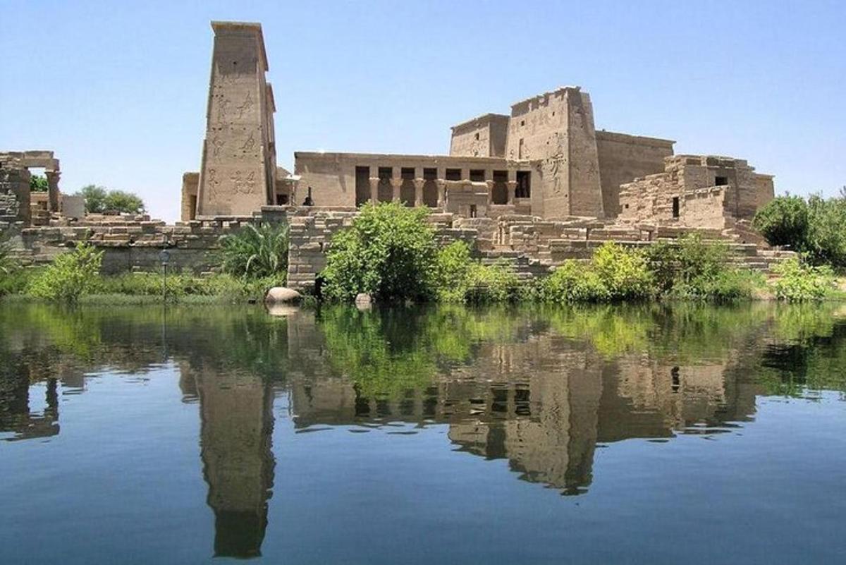 un edificio con un riflesso in uno specchio d'acqua