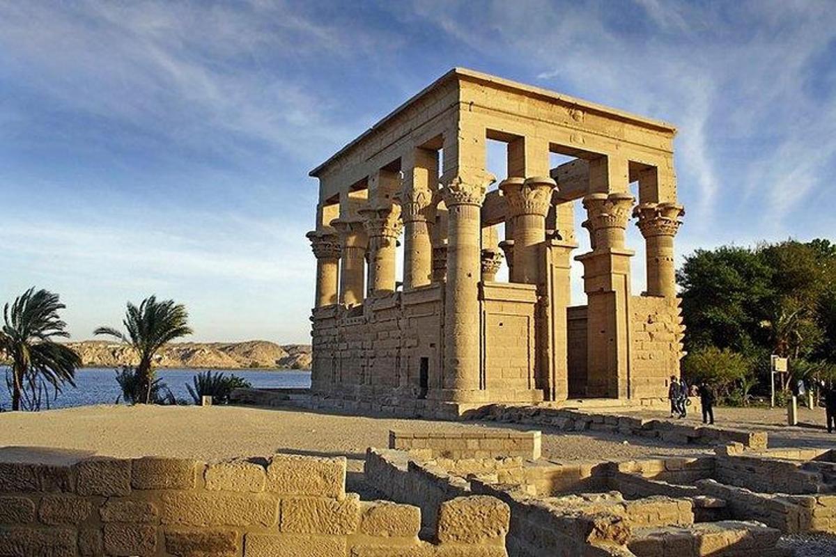 un edificio con colonne di fronte a uno specchio d'acqua