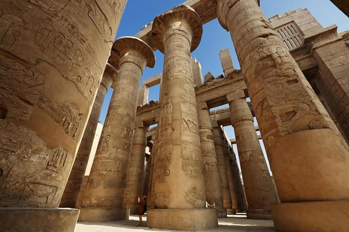un grupo de columnas en un edificio