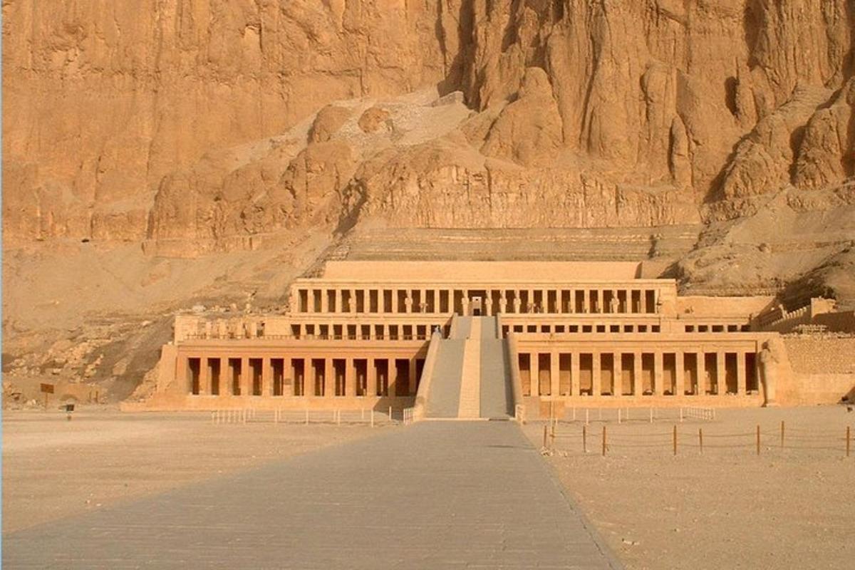 Un edificio en el desierto con una montaña al fondo.