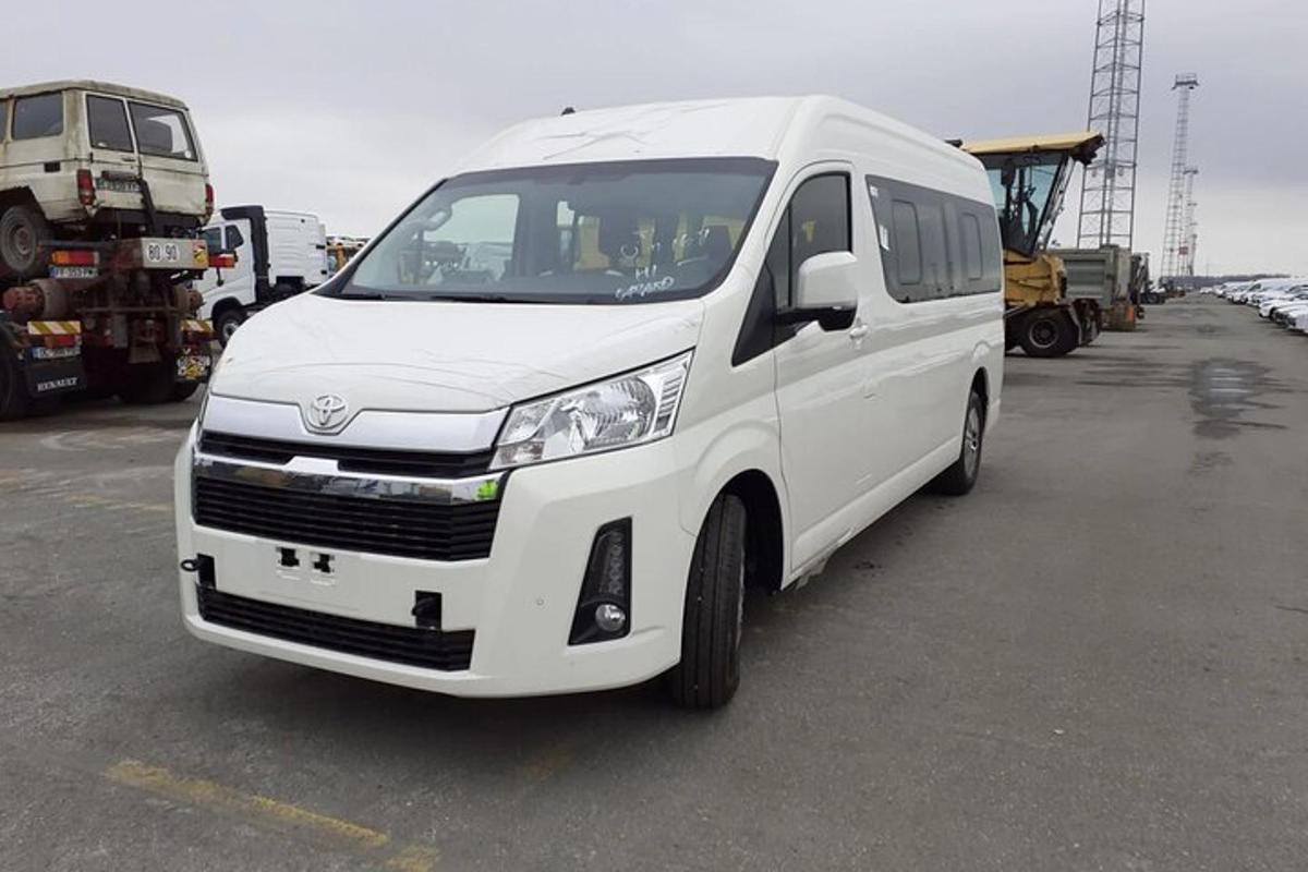 sebuah mobil van putih diparkir di tempat parkir
