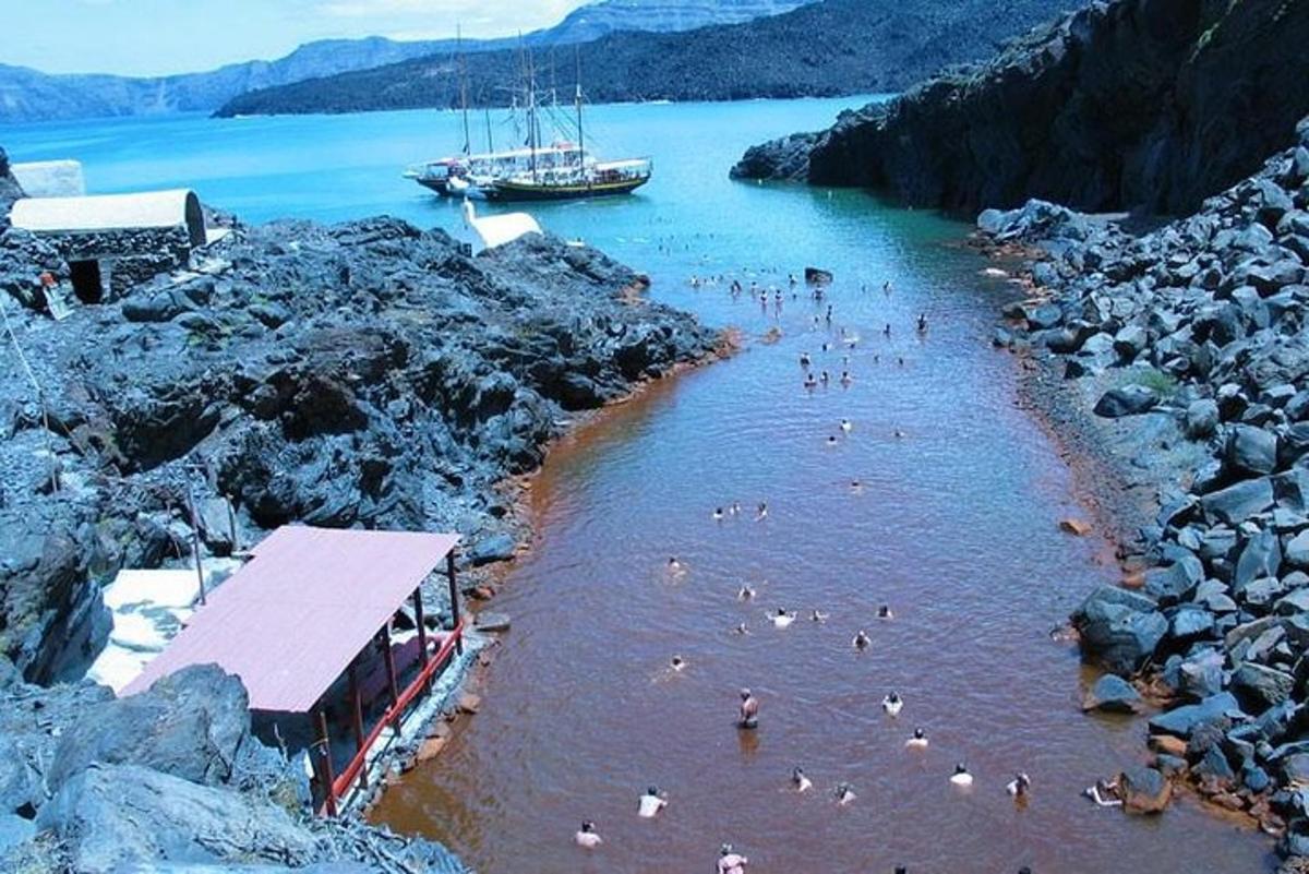 skupina lidí plavajících ve vodní ploše