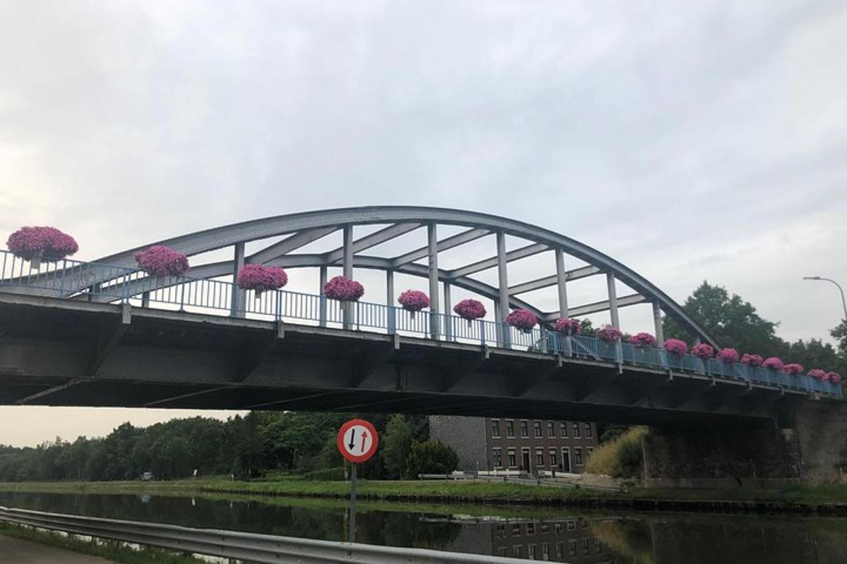 eine Brücke mit einem Blumenstrauß darauf