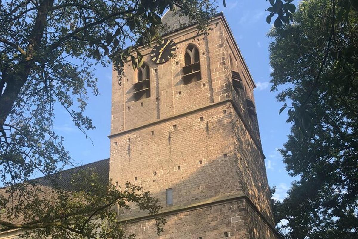 ein hoher Backsteinturm mit einer Uhr darauf