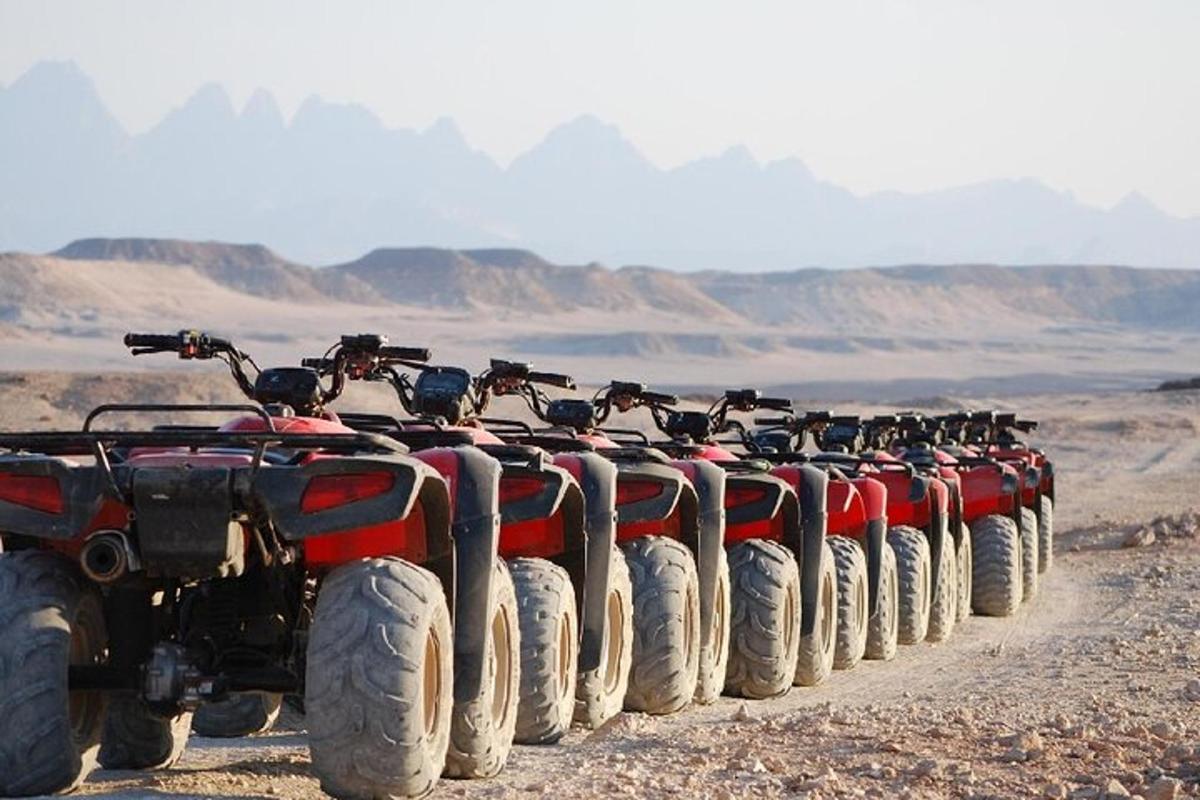 una fila di quad allineati nel deserto