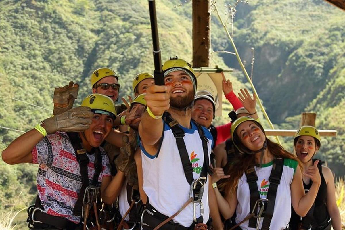 un gruppo di persone in posa per una foto su una barca