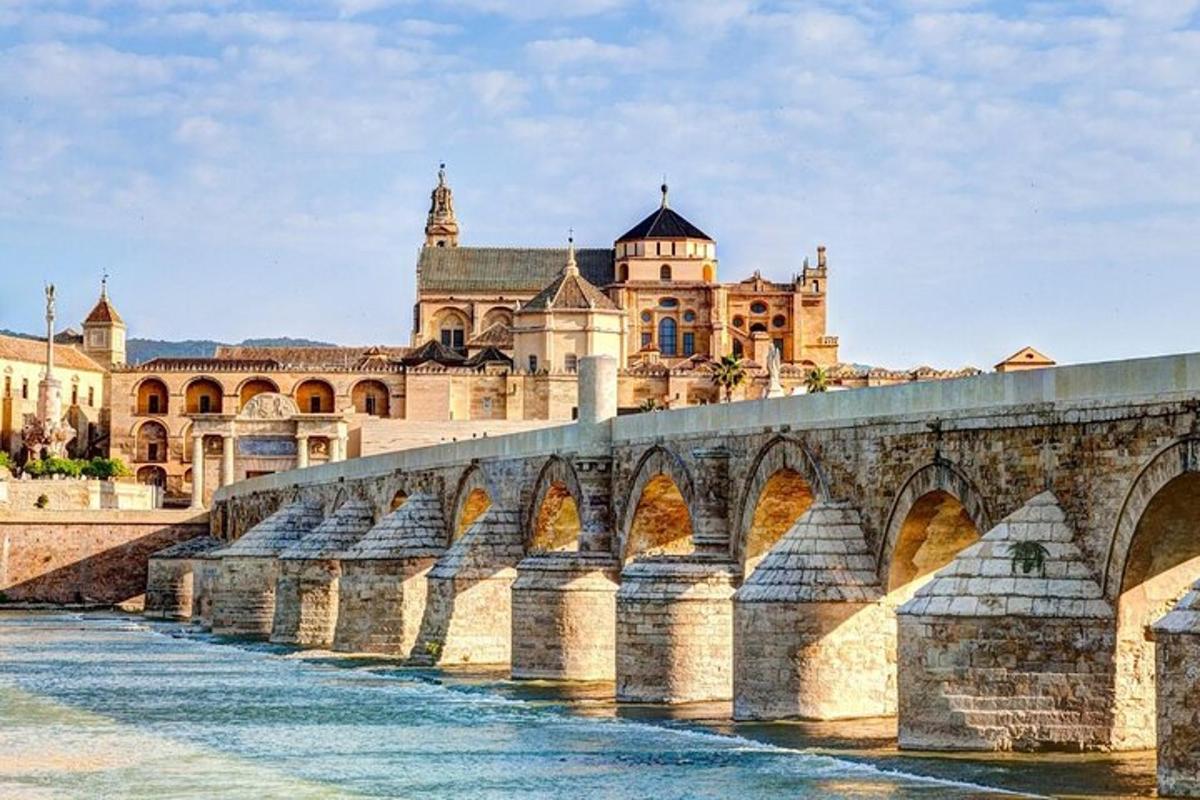 un ponte sopra un fiume di fronte a un castello