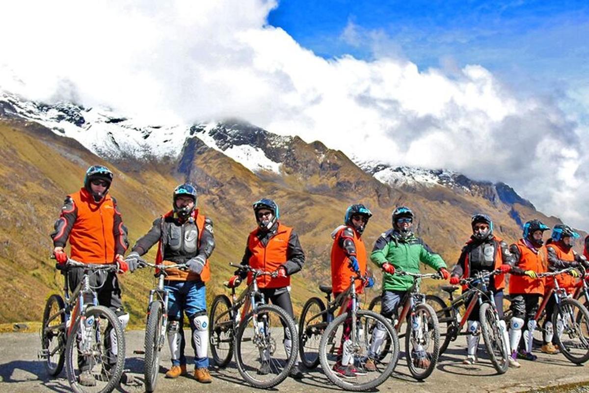un gruppo di persone in bicicletta su una montagna