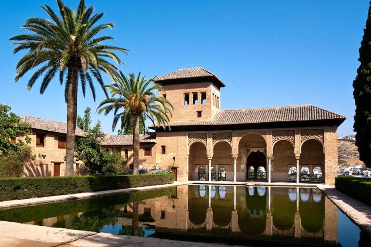 un edificio con palme di fronte a uno stagno