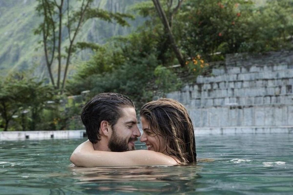 un uomo e una donna in acqua