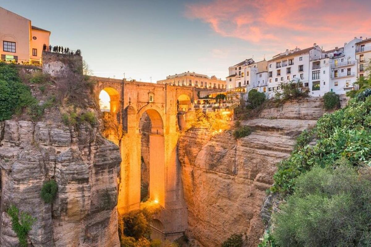 un ponte sul fianco di una montagna con edifici