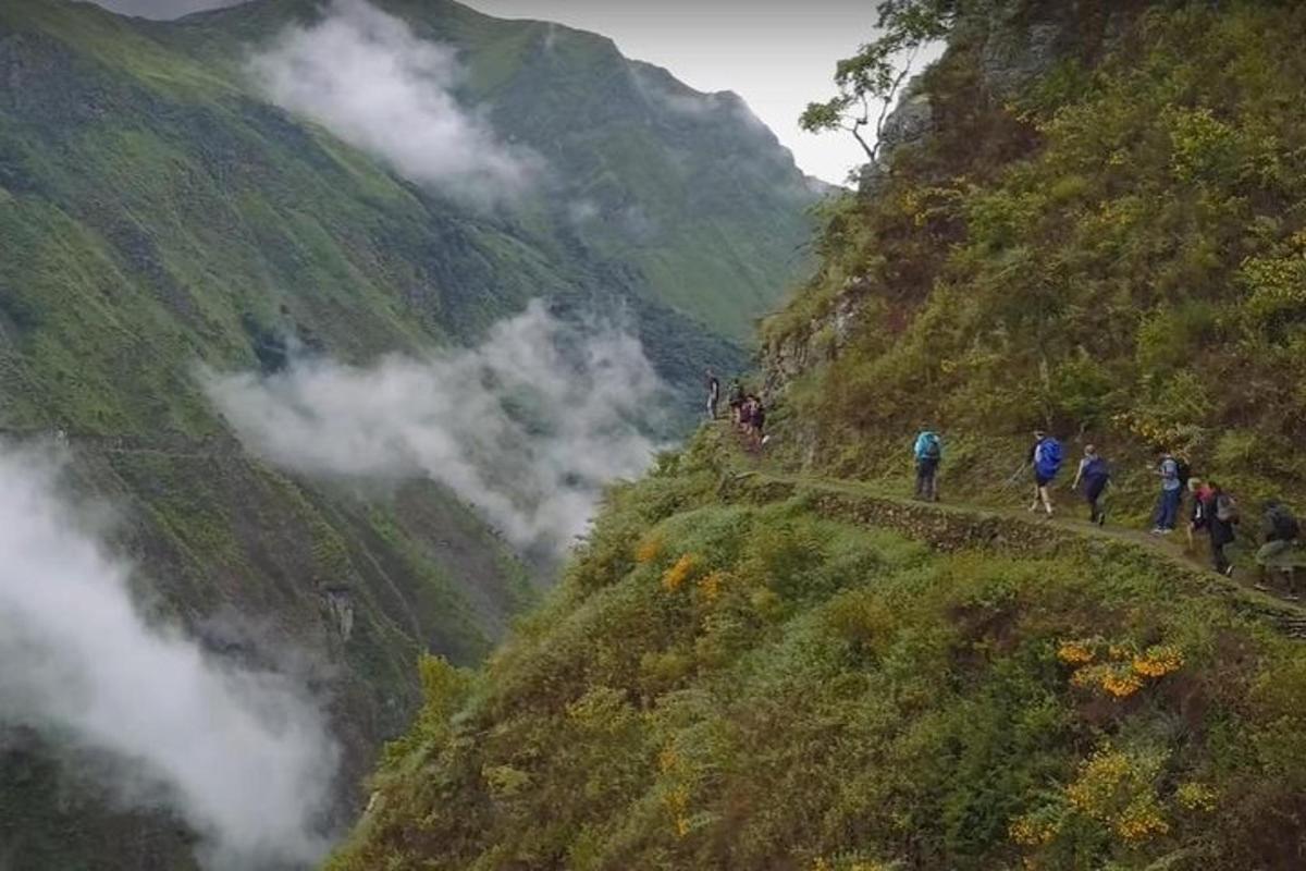 sekumpulan orang berjalan di atas denai gunung