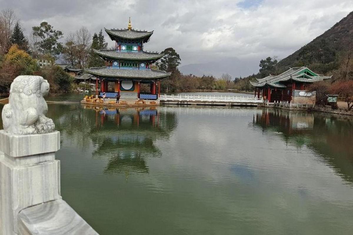 egy tó közepén álló pagoda
