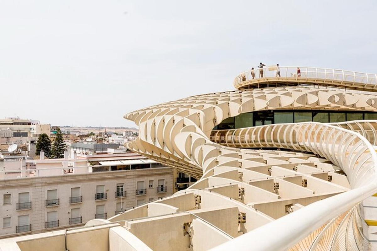 una vista del tetto di un edificio con delle persone sopra