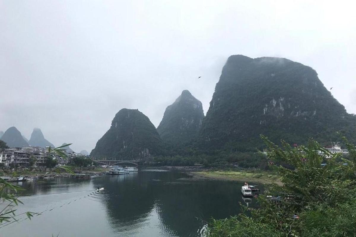 sungai dengan gunung dan bot di dalam air