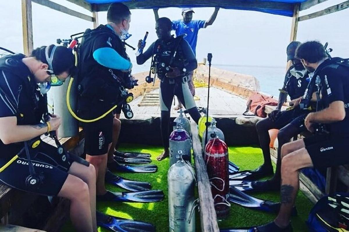 μια ομάδα ανθρώπων σε μια βάρκα με τον εξοπλισμό τους
