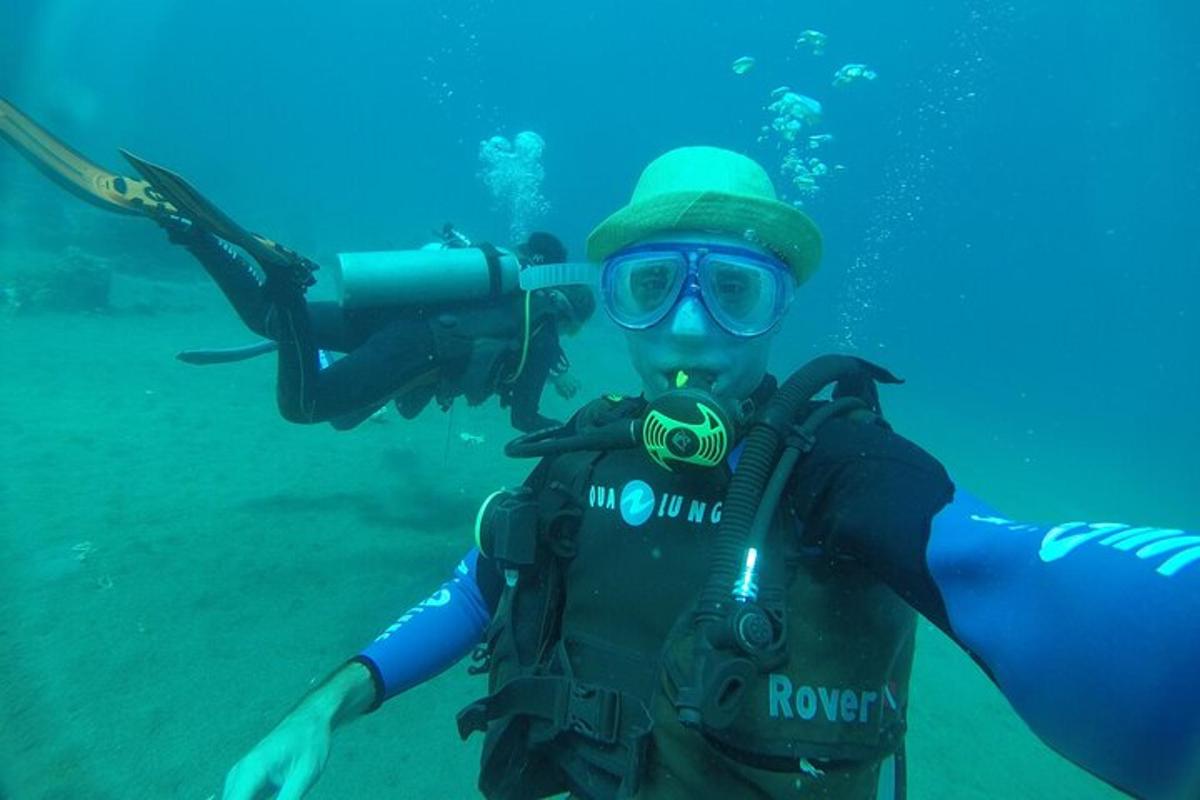 une personne avec un appareil photo dans l'eau