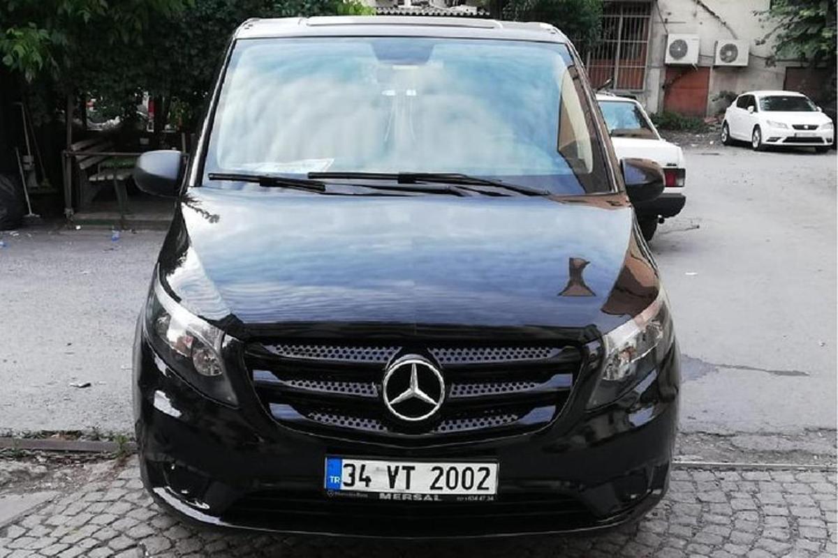 automašīna, kas novietota stāvvietā