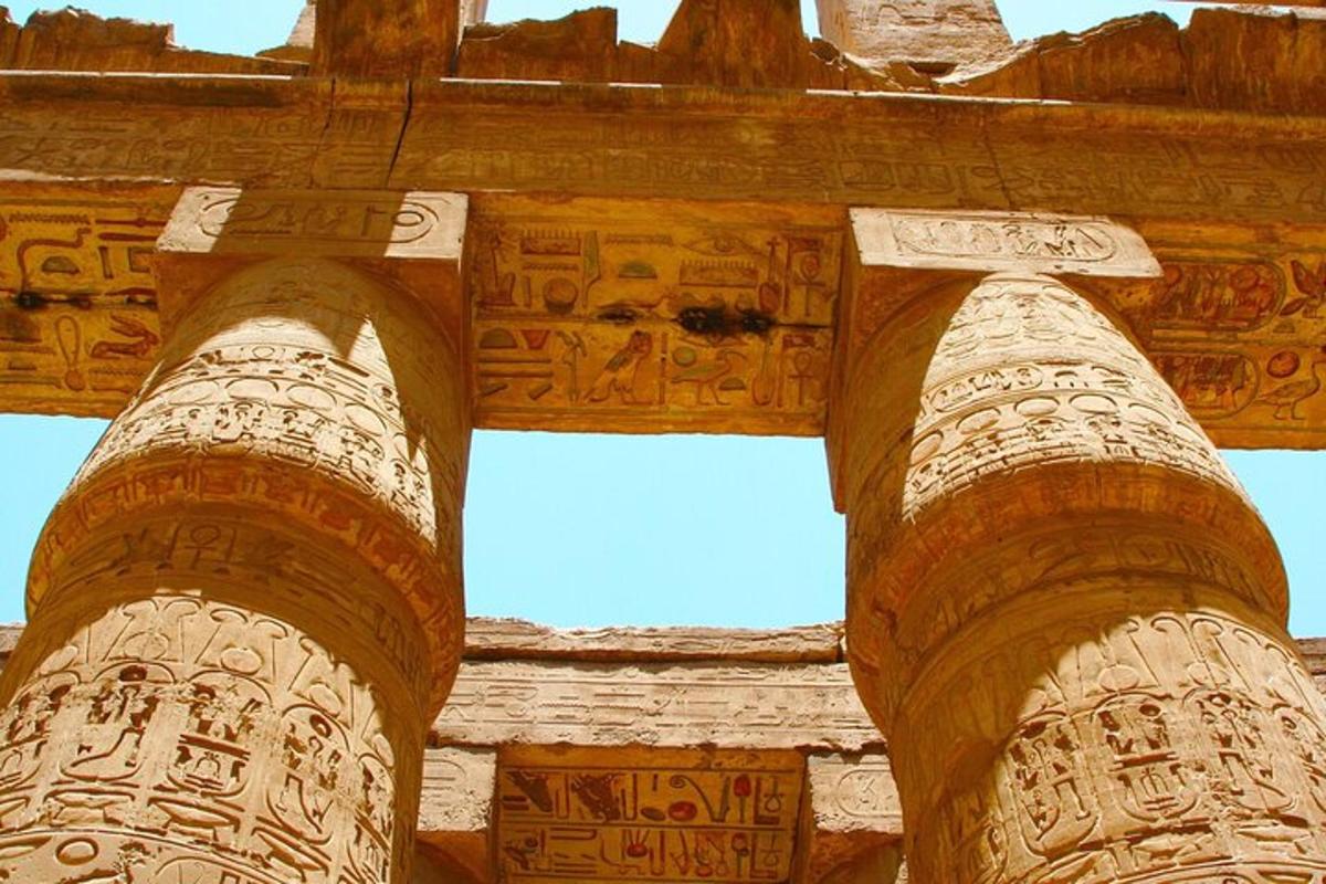 una vista delle colonne di un edificio