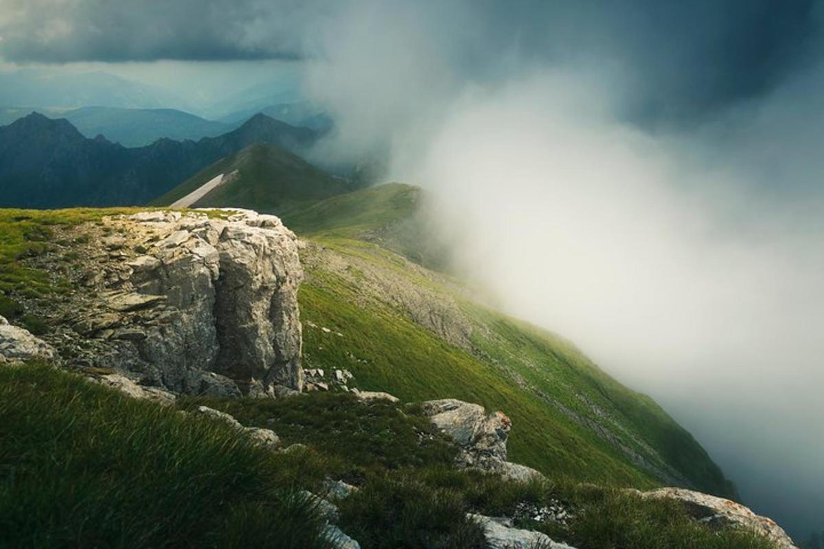 een mistige berg met een weg erbovenop