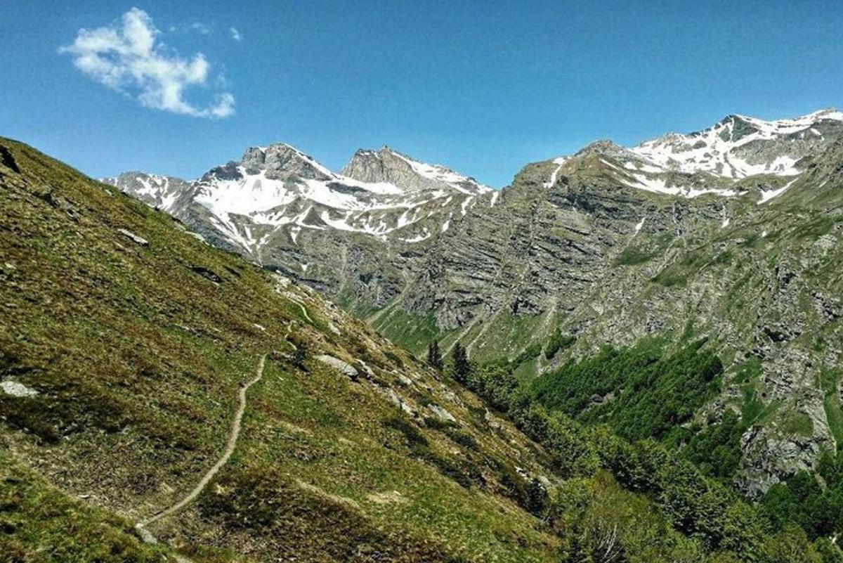 pemandangan gunung dengan pegunungan yang tertutup salju