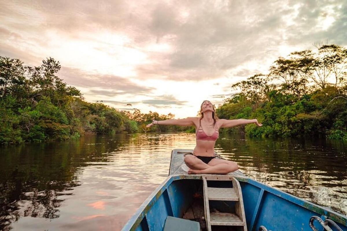 una donna in bikini seduta su una barca su un fiume