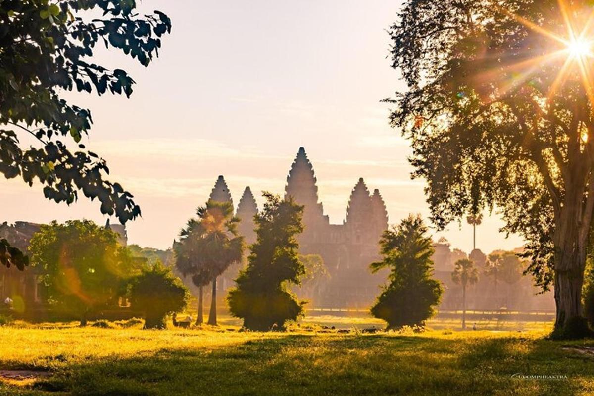 Pohled na chrámy Angkor Watu při východu slunce
