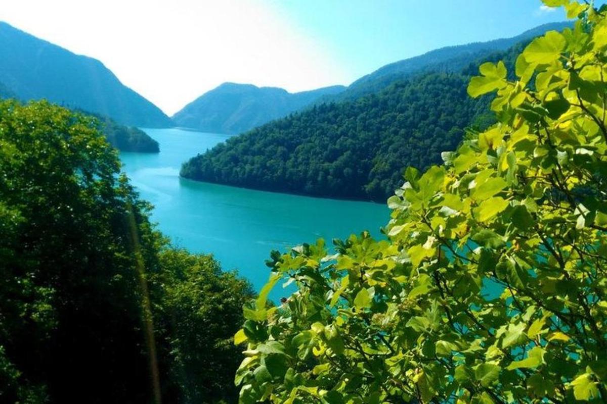 pohled na jezero uprostřed údolí