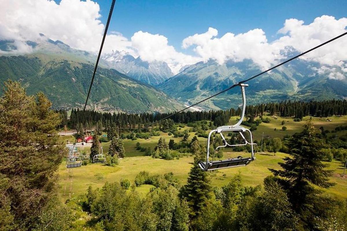gondola letící nad polem s horami