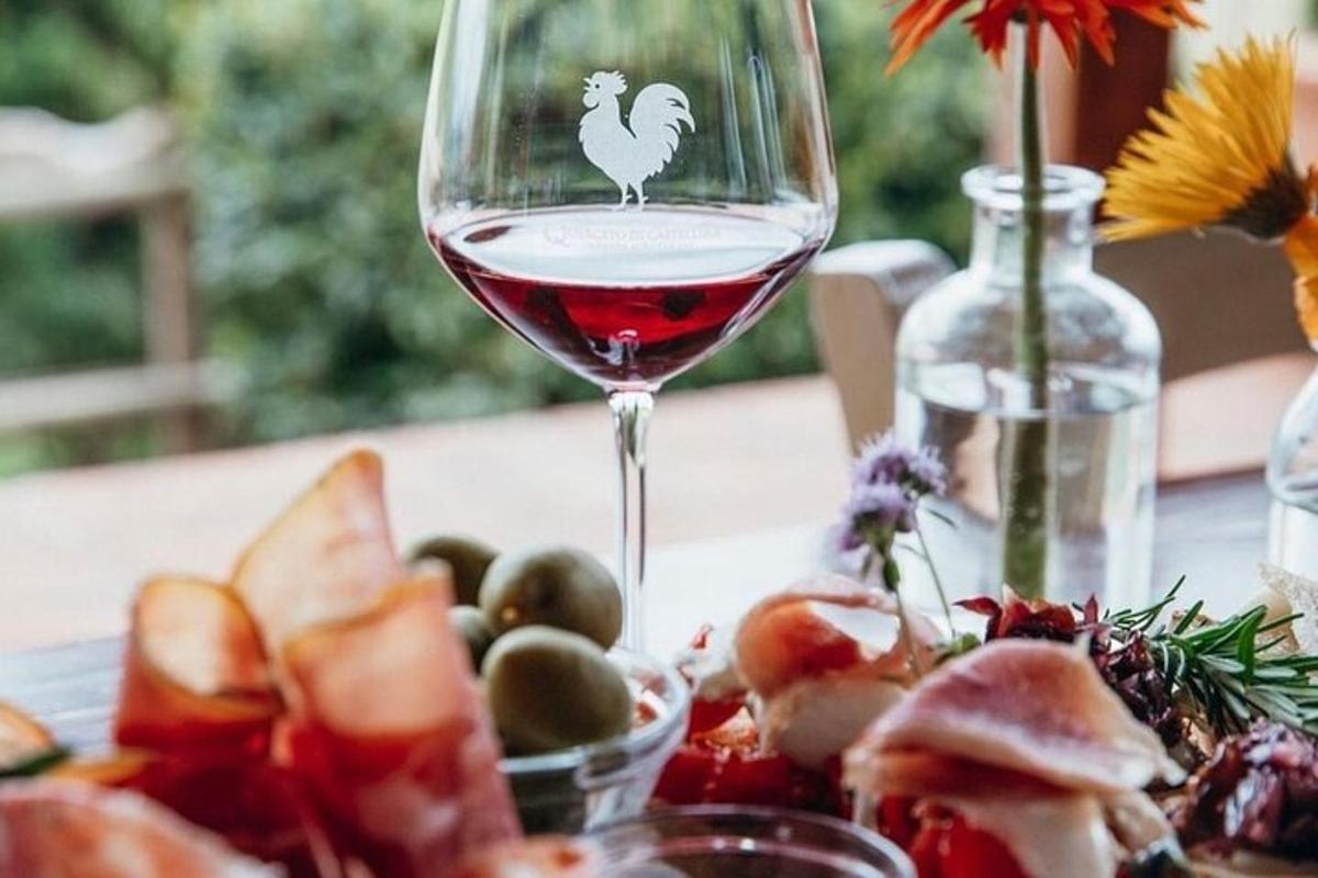et glass vin ved siden av en tallerken med frukt
