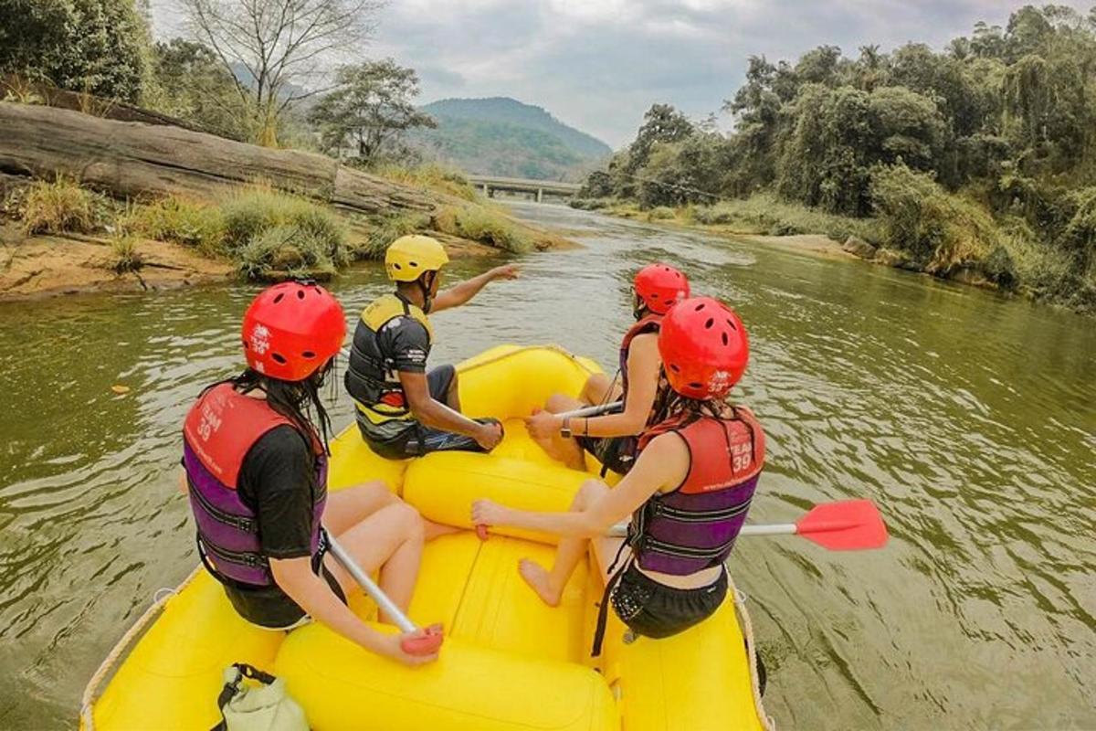 un grup de persones en una bassa en un riu