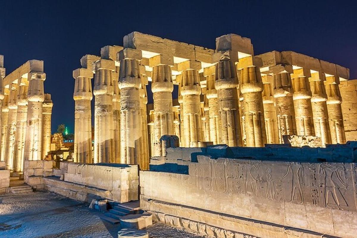 un grande edificio con colonne di fronte