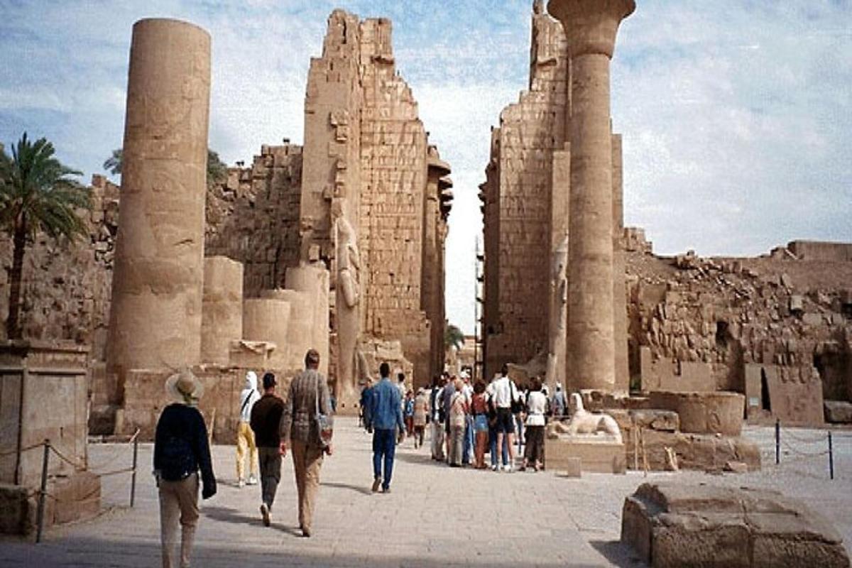 un gruppo di persone che camminano davanti a un tempio