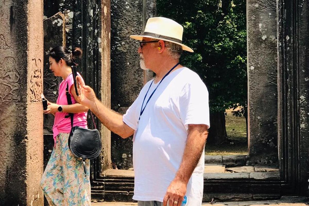 un uomo che indossa un cappello in piedi accanto a una ragazza