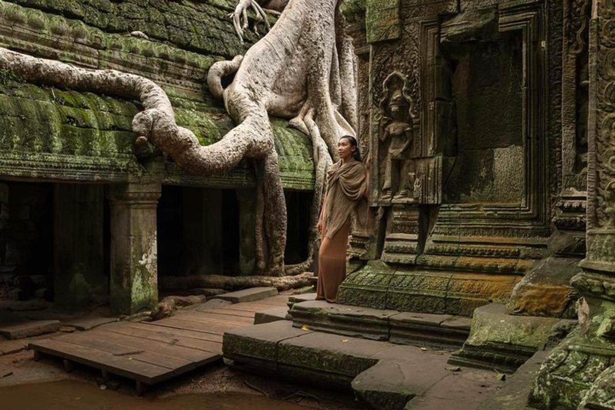 vīrietis stāv blakus ēkai ar statuju