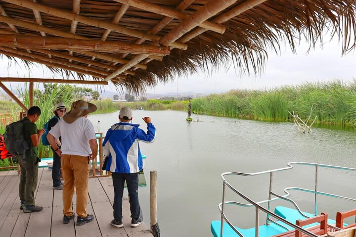 Un grupo de personas de pie en un bote en un río