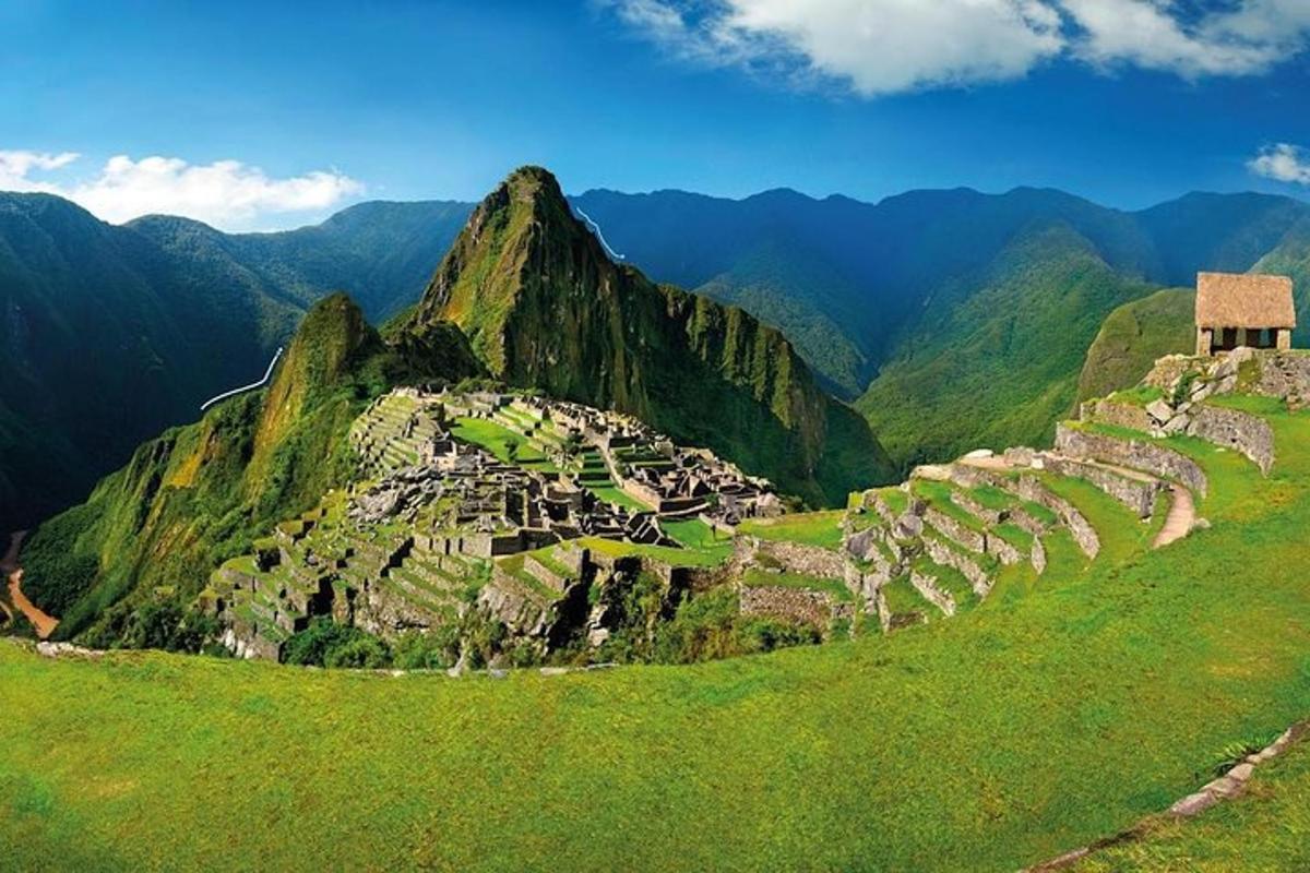 uma vista aérea das ruínas de uma montanha