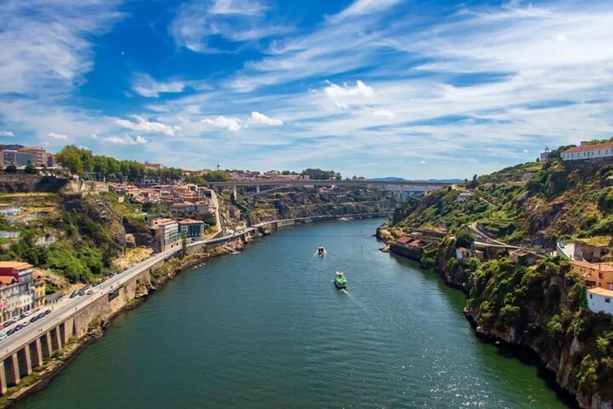 un río con un barco en el medio