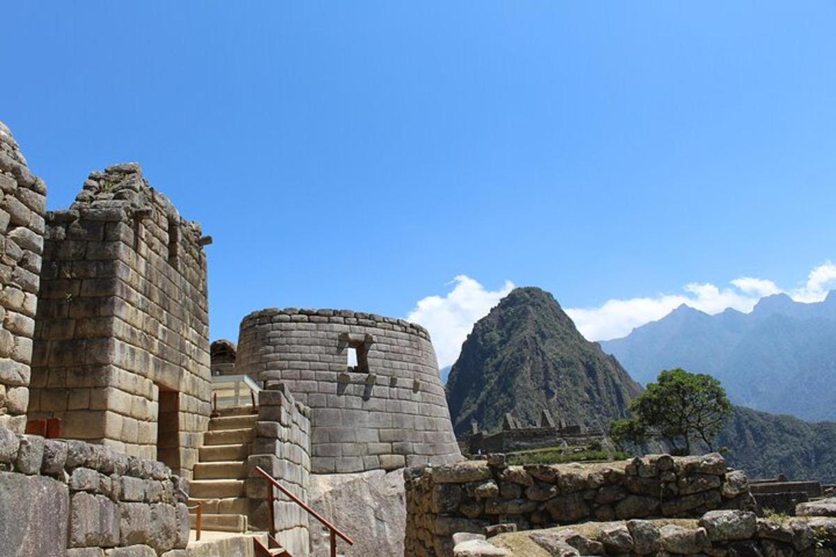 un antico edificio con una montagna sullo sfondo