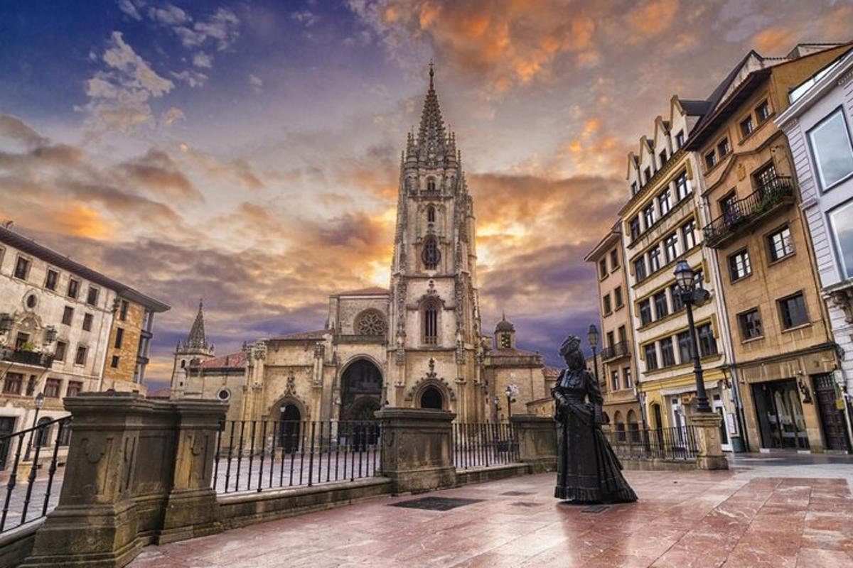 Un edificio antiguo con una torre de reloj en una ciudad.