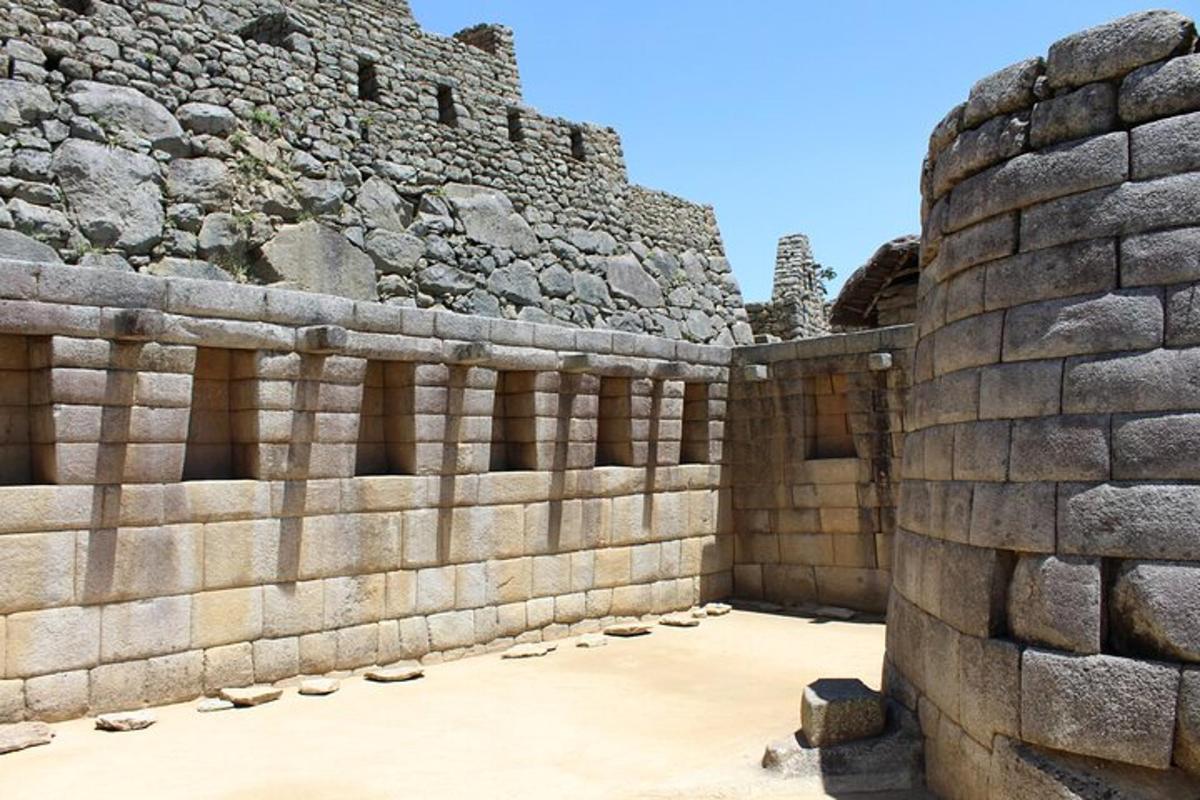 un muro di contenimento all'ingresso del tempio