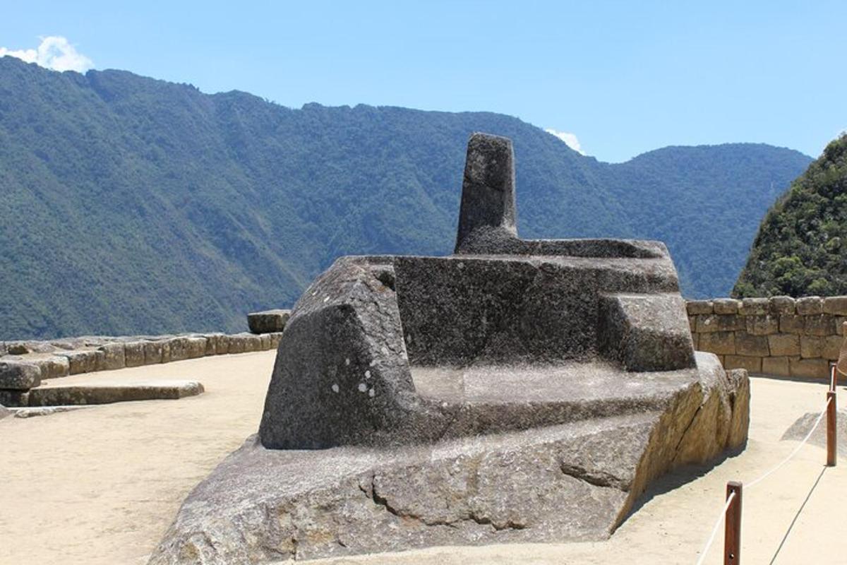una gran estàtua de pedra davant d'una muntanya