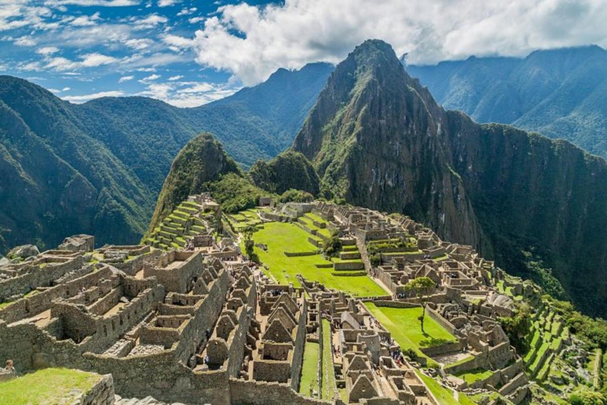 uma vista aérea de machu picchu nas montanhas