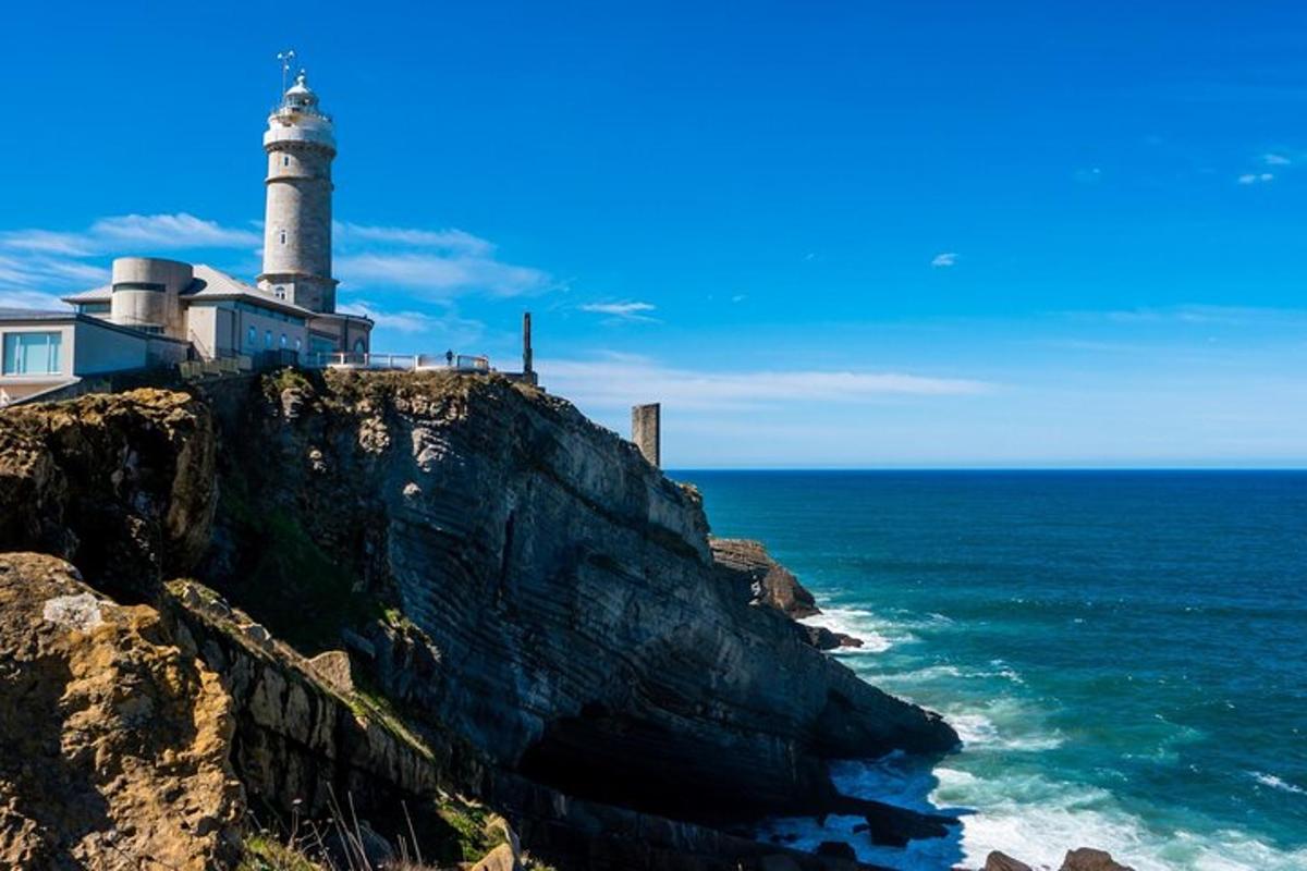 Un faro situado en lo alto de un acantilado junto al océano.