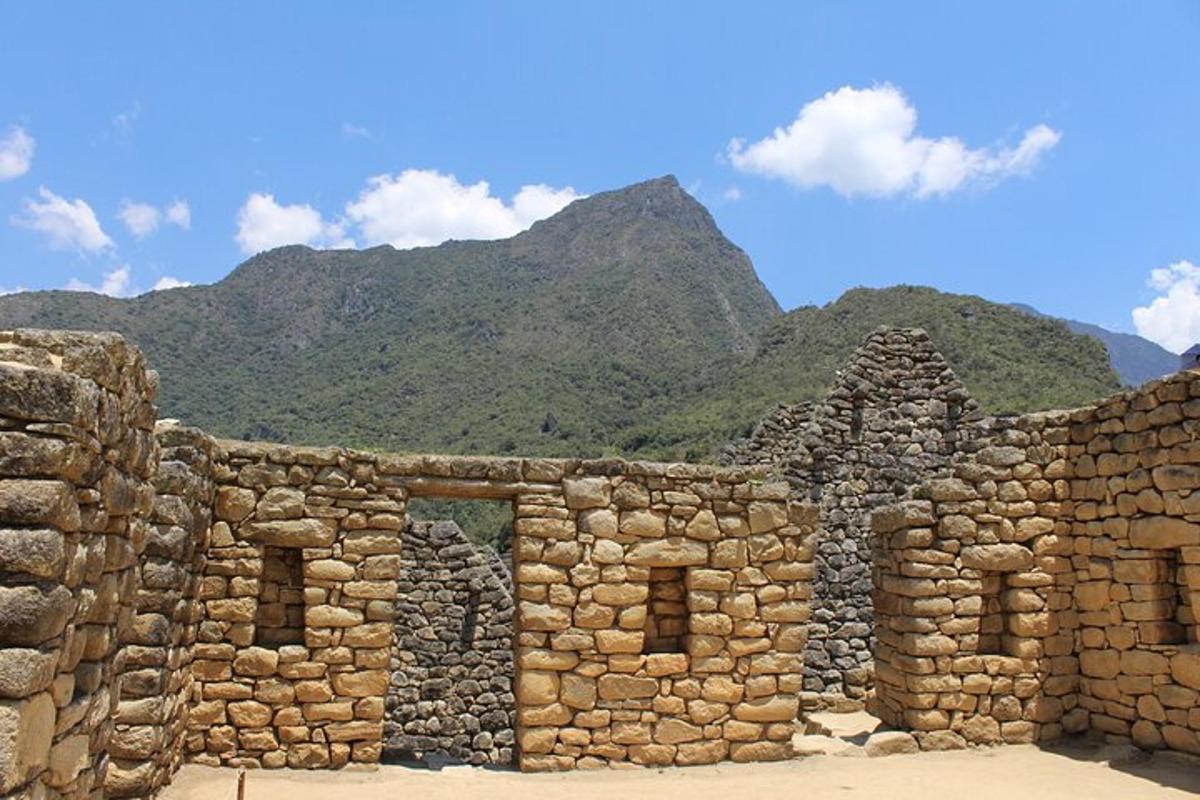 un edificio in pietra con una montagna sullo sfondo