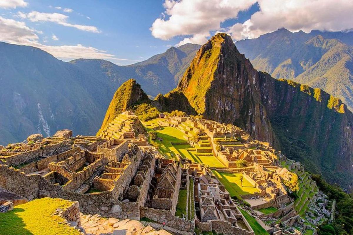 Útsýni yfir Machu Picchu af fjallstoppi