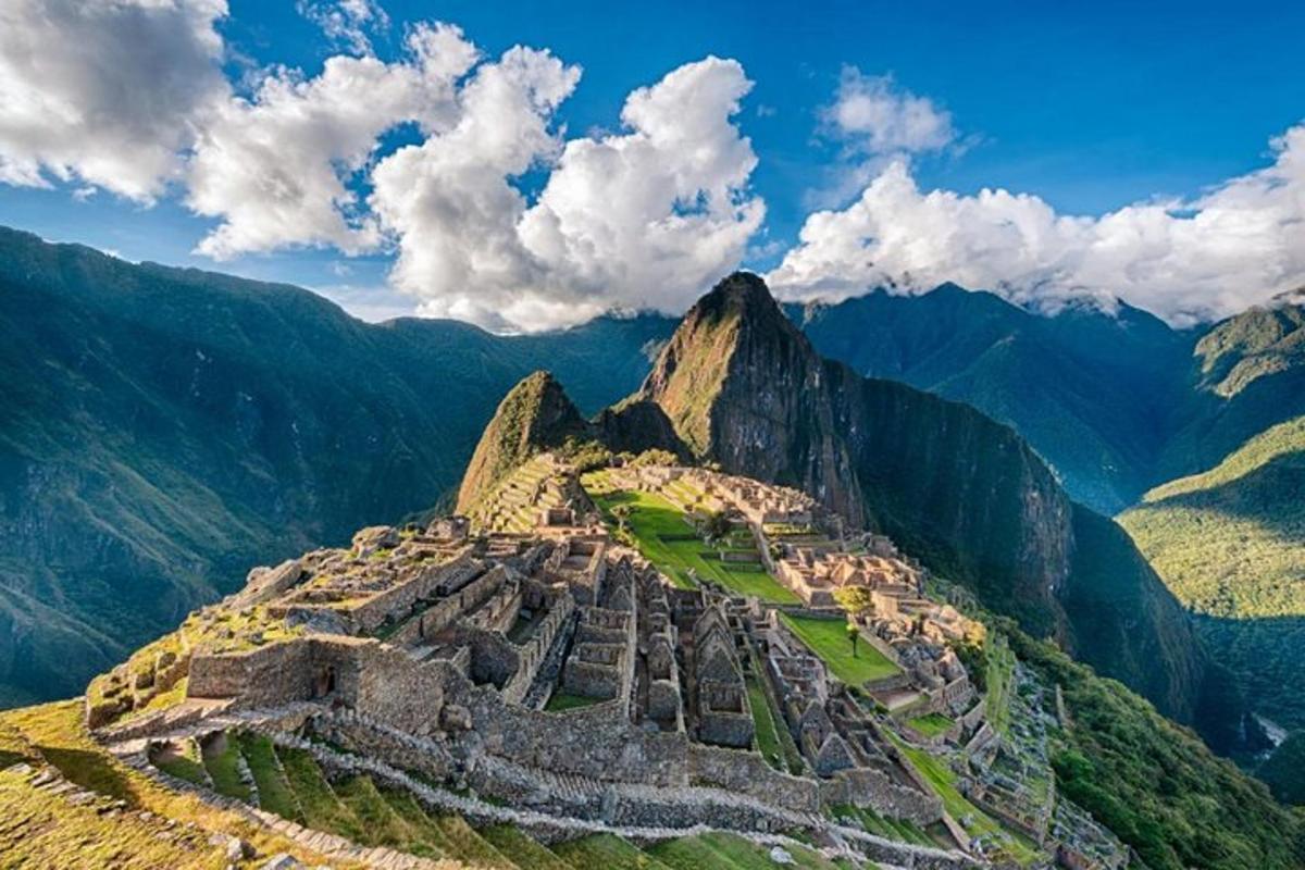 pemandangan udara machu picchu di atas gunung