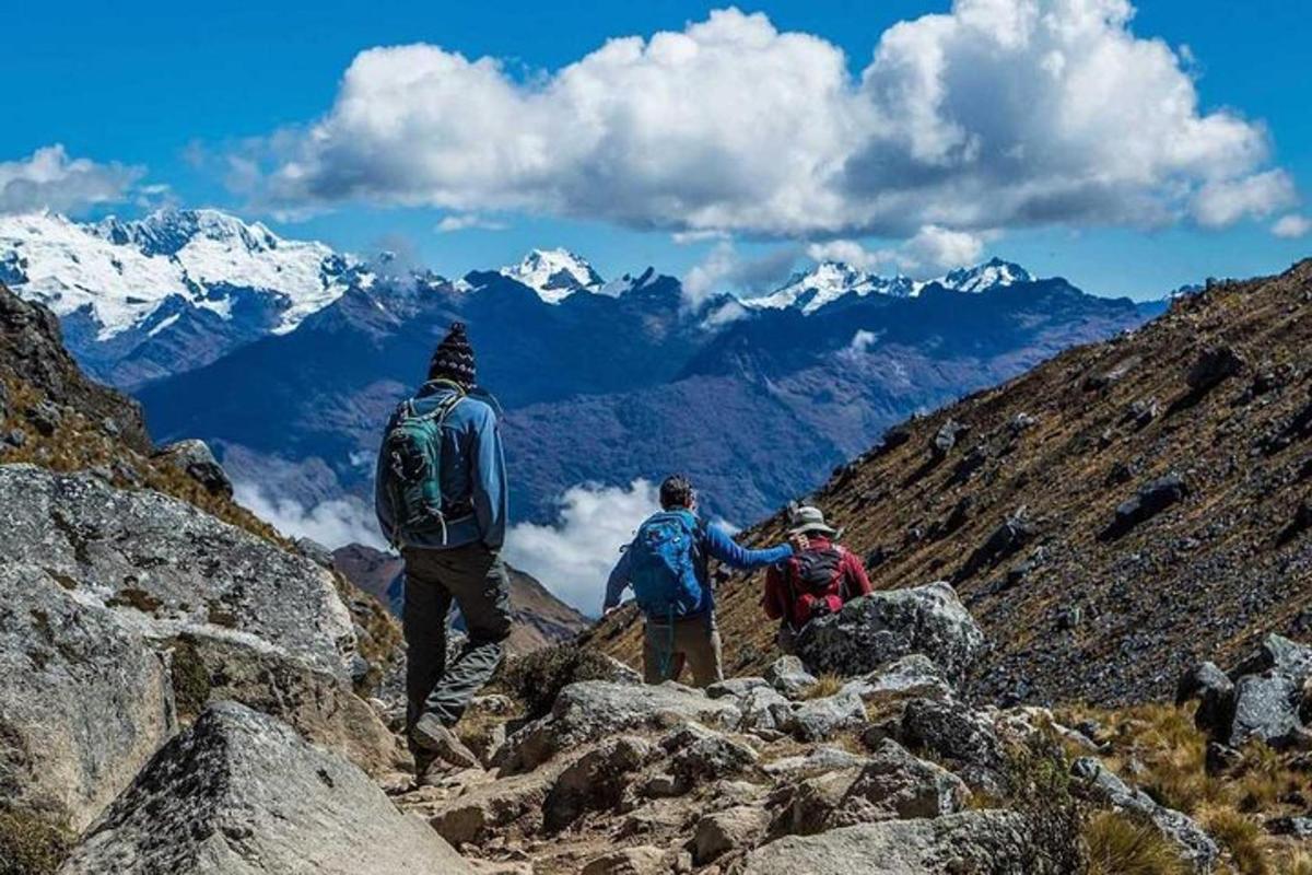 isang grupo ng tatlong tao na naglalakad sa isang bundok