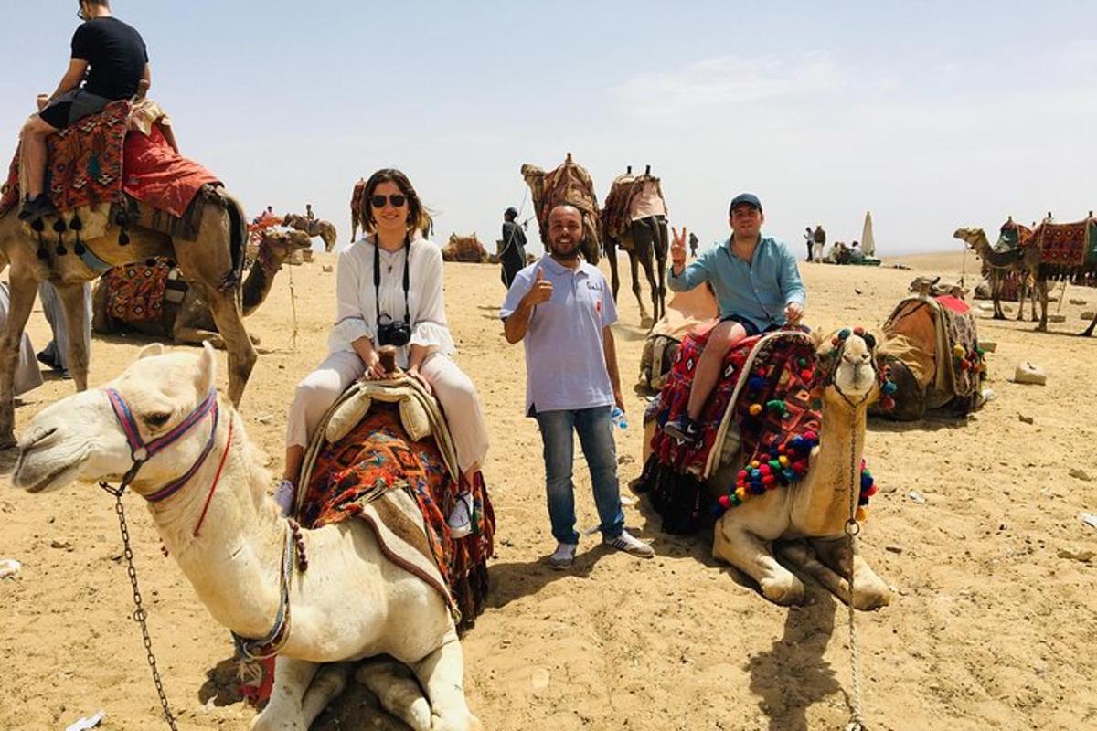 um grupo de pessoas andando de camelo no deserto